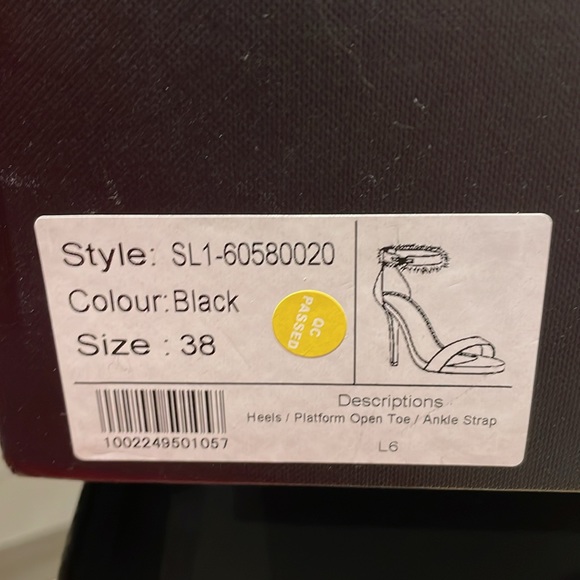 New in box Charles and Keith pink strap heels - Picture 7 of 7